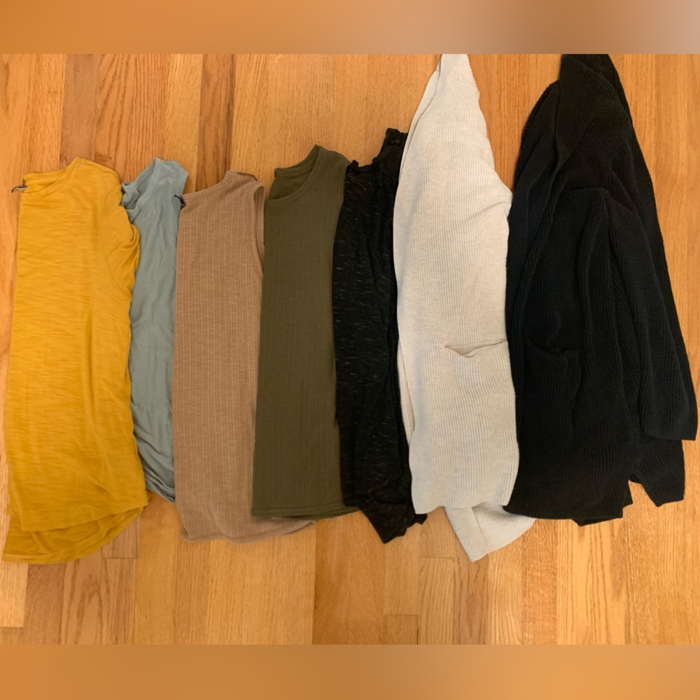 (7 items)- Lot of Neutral Pieces. Old Navy. Size Medium.